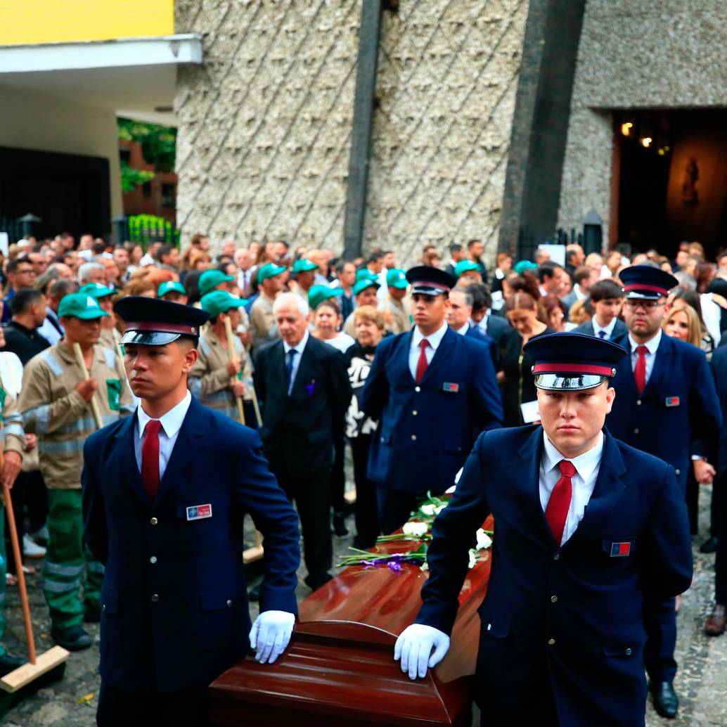 Los “escobitas” de Interaseo despidieron a su jefe, William Vélez Sierra, con una calle de honor a la salida de las exequias. FOTO: Camilo Suárez