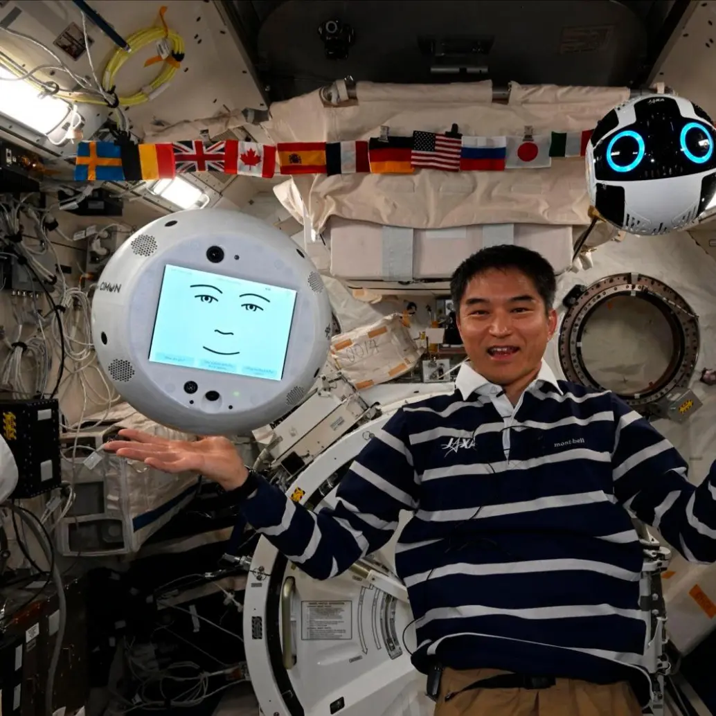Los dos robos espaciales junto al astronauta japonés Takuya Onishi. Foto: IBM/ Europa Press