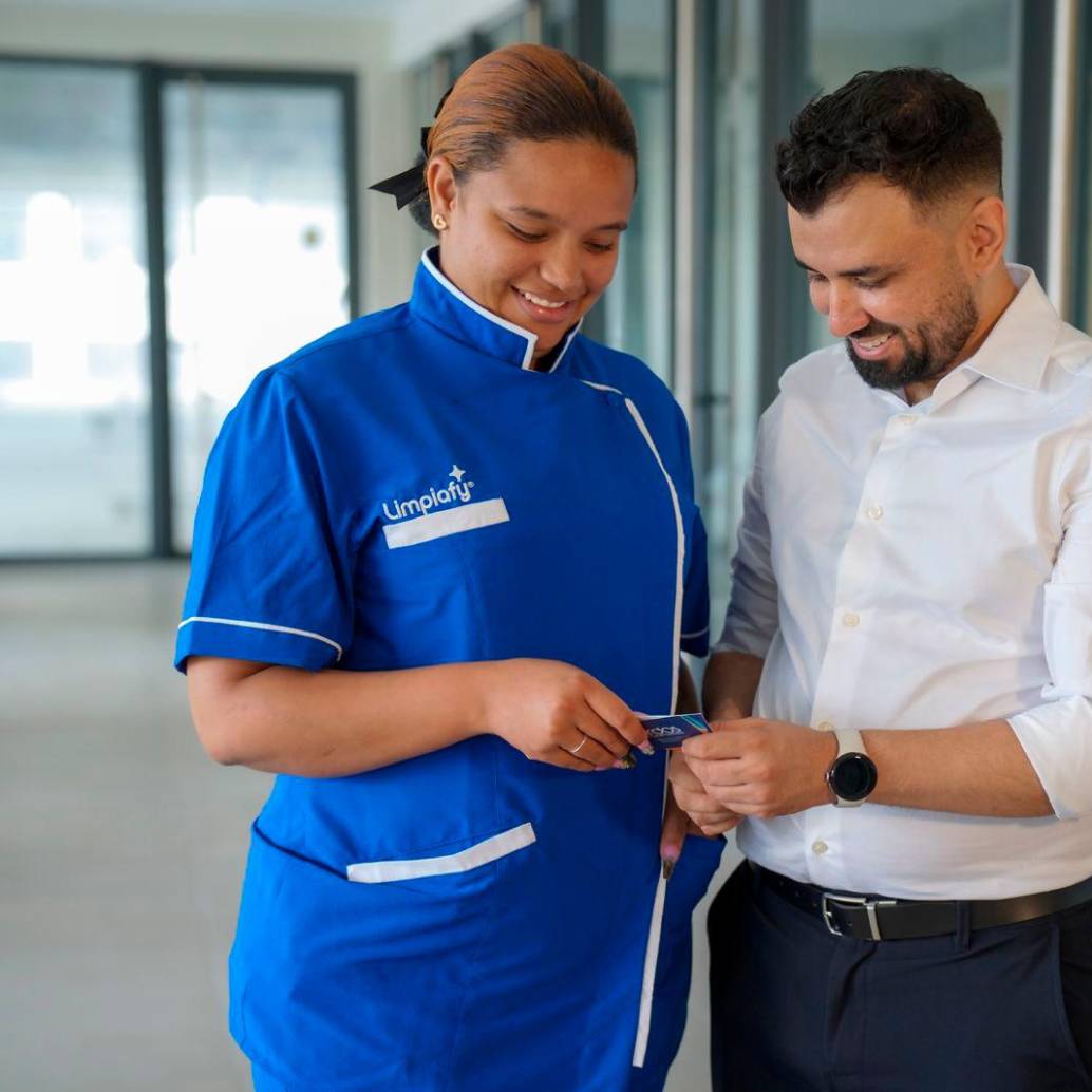 Mariano Ortega fundó Limpiafy inspirado en la historia de su madre, una trabajadora doméstica que llegó a Medellín desde el Bajo Cauca antioqueño. FOTO LIMPIAFY