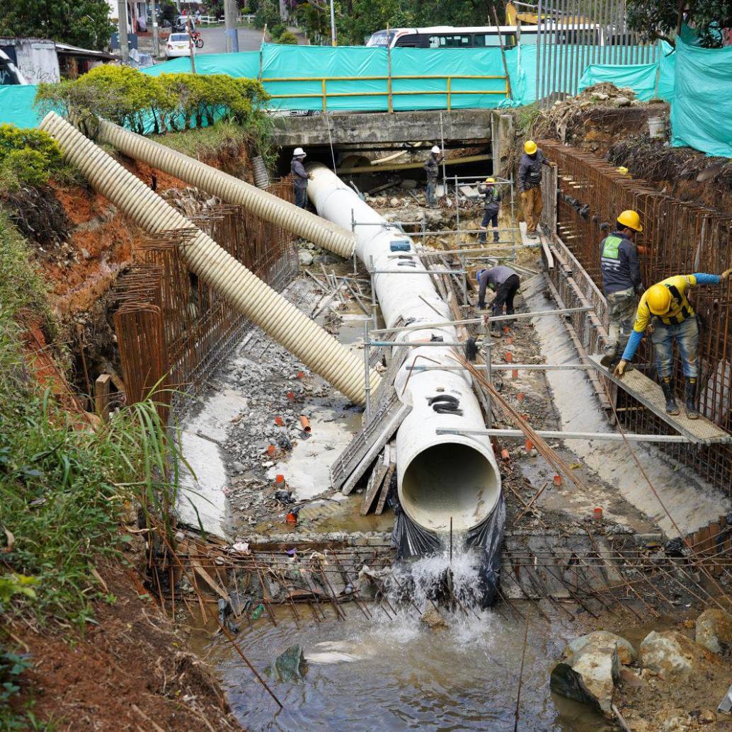 Obreros del Área Metropolitana realizan las labores en el afluente que divide a Itagüí de San Antonio de Prado. FOTO: cortesía