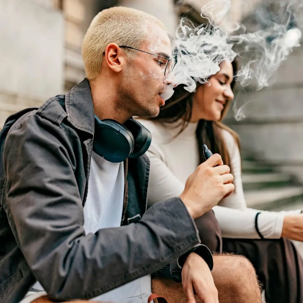 La autoridades están preocupadas porque los jóvenes consumen con frecuencia los vapeadores. Foto: Getty.