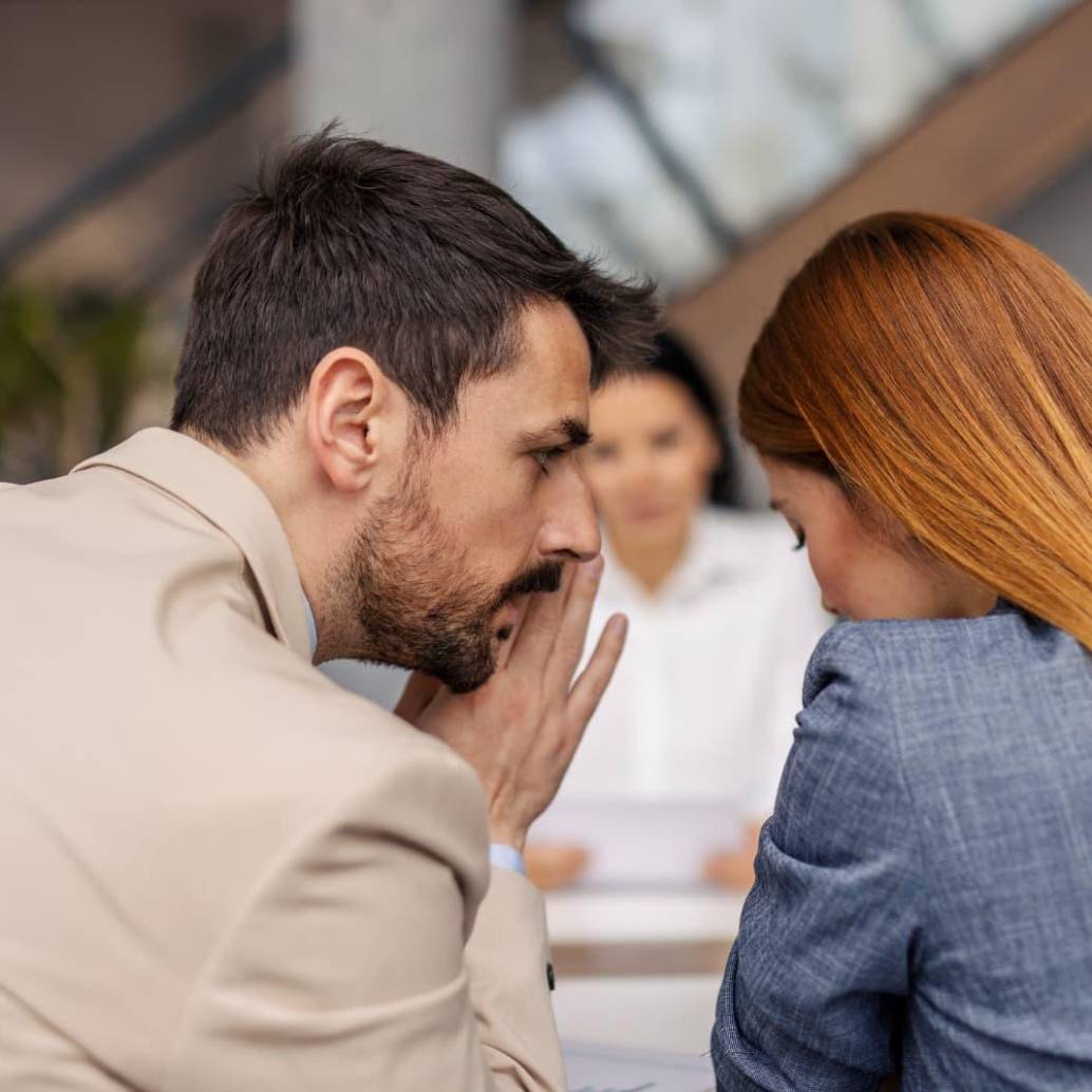 Según estudios, el chisme contribuye a mantener buenas relaciones sociales y a evitar comportamientos egoístas. FOTO: Getty