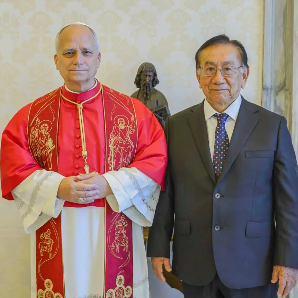 León XIV visitará ciudades como Lima y Chiclayo, donde ejerció como obispo y consolidó el vínculo que lo llevó a obtener la nacionalidad peruana antes de convertirse en el máximo líder de la Iglesia católica. FOTO: Presidencia de Perú vía X.