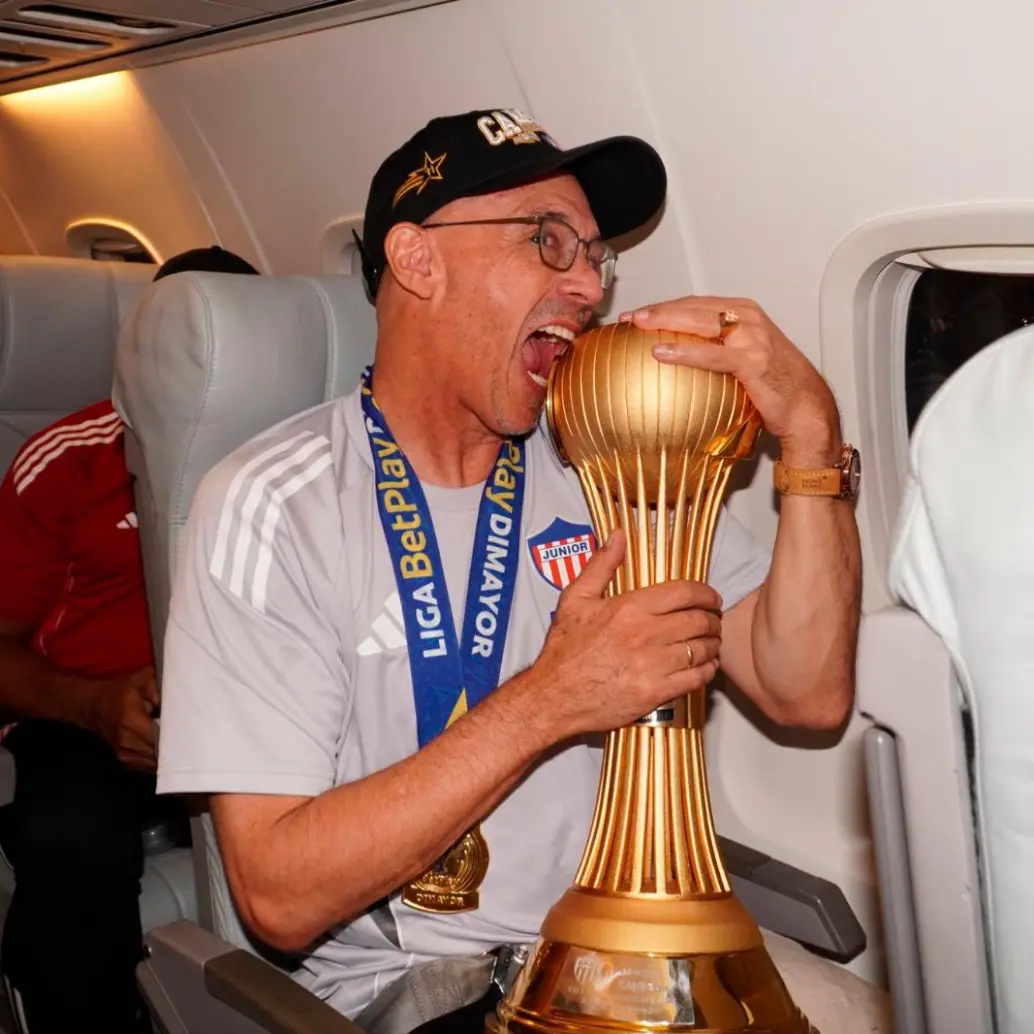 Alfredo Arias celebró su primer título en Colombia con contundente mensaje a la prensa y a los que no creyeron. Foto: tomada de redes @JuniorClubSA.
