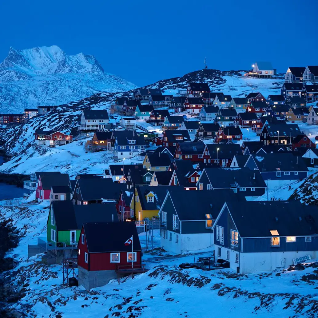 Con apenas 56.000 habitantes, la vida en la isla es un desafío logístico constante. Es un lugar tan remoto que no existen carreteras que conecten las ciudades entre sí; los groenlandeses se desplazan entre asentamientos utilizando barcos, helicópteros y aviones, dependiendo de las condiciones climáticas. Foto: Depositphotos
