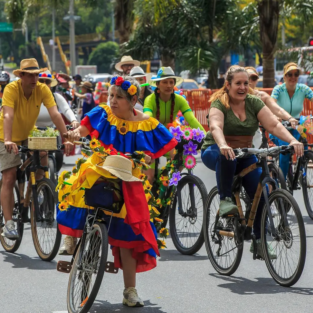 “A Ritmo de Bicicleta” se ha establecido firmemente como uno de los eventos más queridos de la Feria de las Flores. No solo subraya la creciente importancia de la bicicleta como medio de transporte en Medellín, sino que también ofrece una plataforma única para que los ciudadanos expresen su ingenio y su amor por su ciudad y sus costumbres. Foto: Camilo Suárez Echeverry