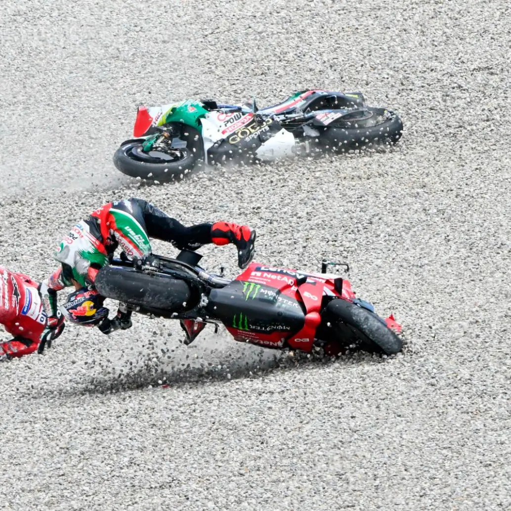Joan Zarco y Pecco Bagnaia en el choque triple con Luca Marini. FOTO: <b>GETTY</b>