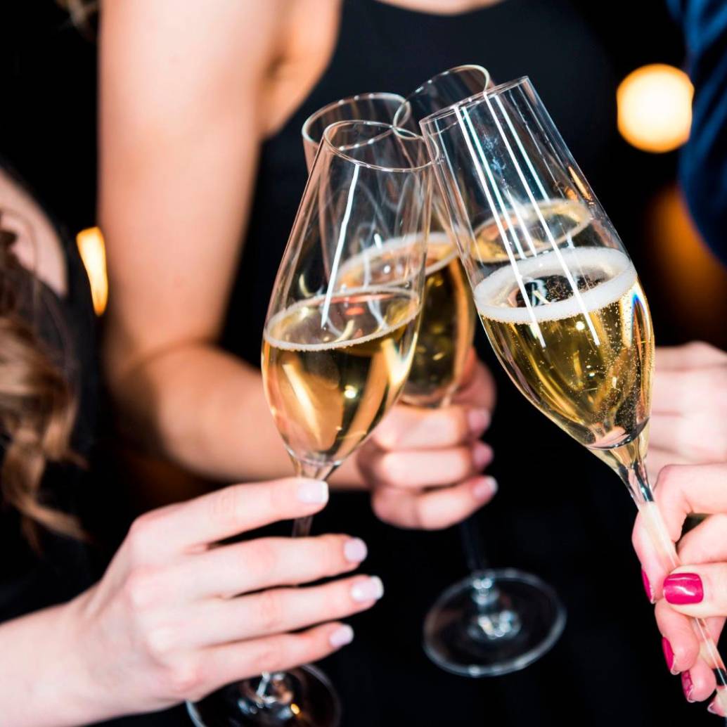 La champaña es el licor más usado para los brindis de Año Nuevo. FOTO Depositphotos