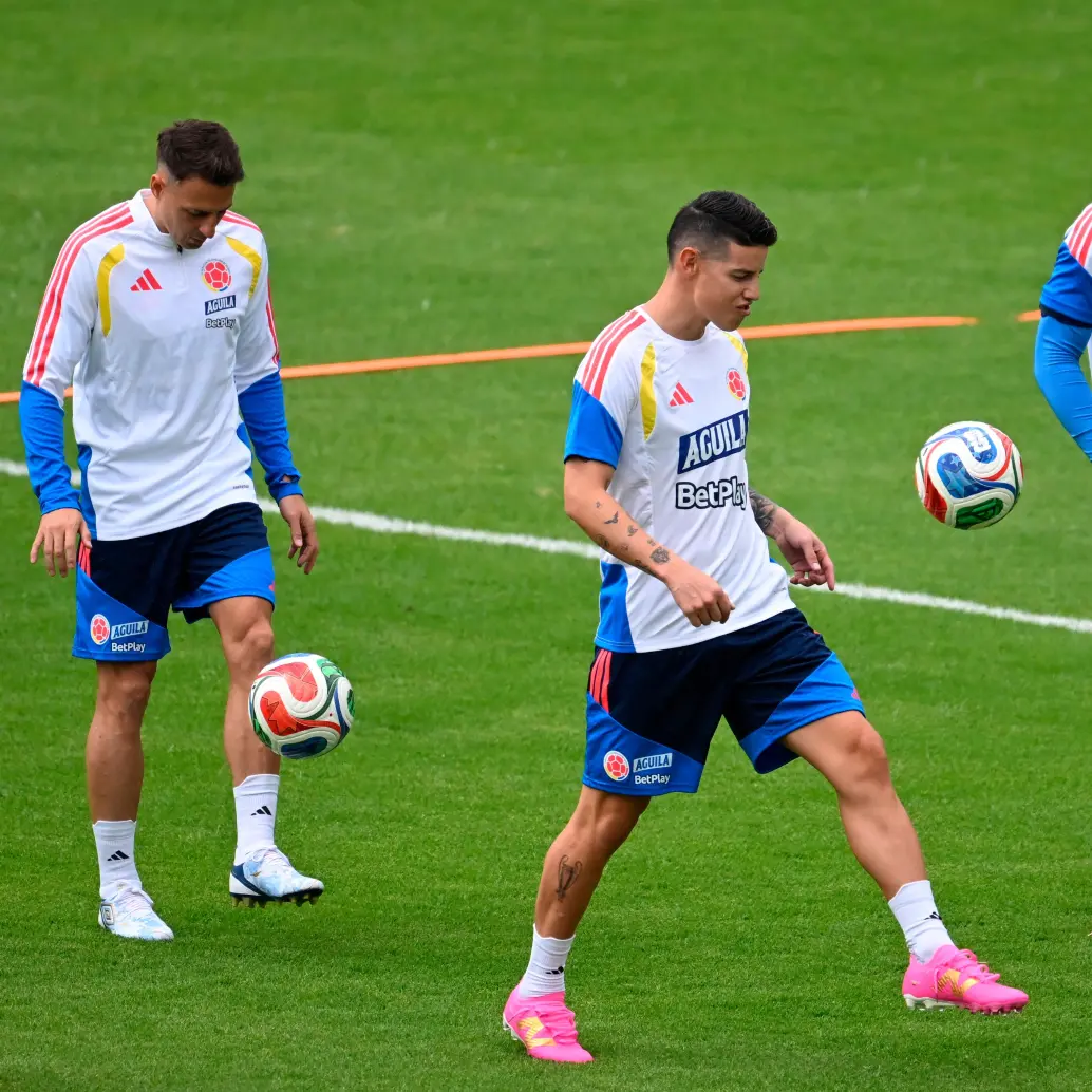 Los futbolistas Santiago Arias, James Rodríguez (centro) y Richard Ríos, entrenaron el martes en el estadio de Techo, en Bogotá, durante la primera jornada oficial de preparación para Norteamérica 2026. FOTO: AFP 