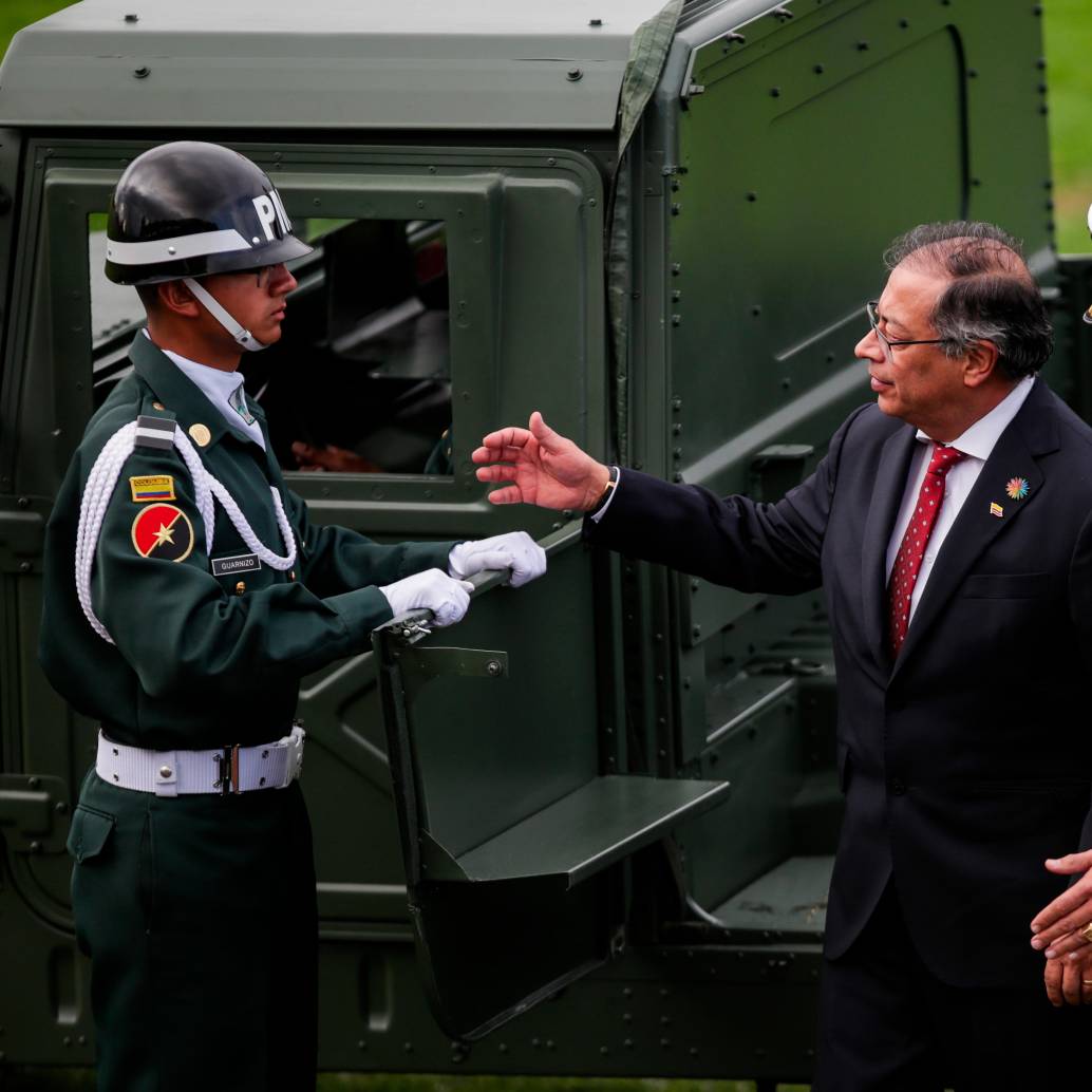 El presidente Gustavo Petro ordenó la modernización del material bélico del Ejército. FOTO COLPRENSA