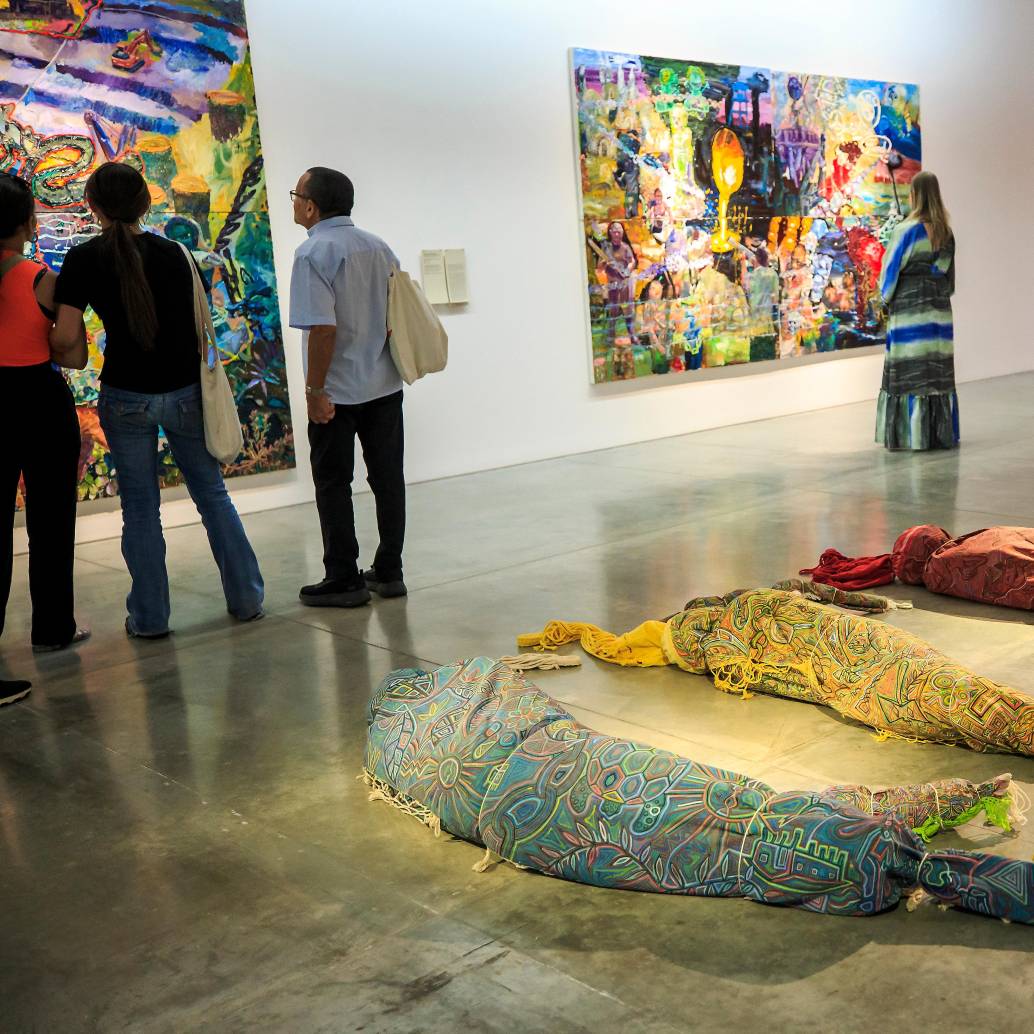 En la instalación<i> Corpos vulneráveis em tempos de crise</i>, el artista brasileño Ueliton Santana dispone redes de pesca como sudarios que aluden a la fragilidad de los cuerpos ausentes. FOTO camilo suárez