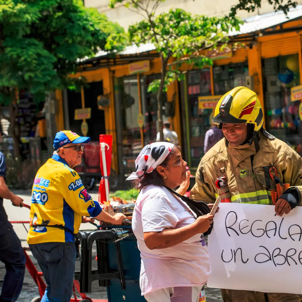 Como parte de las estrategias en Medellín para disminuir las tendencias suicidas, los bomberos de la ciudad lideraron una campaña llamada “Regálame un abrazo”. FOTO: CAMILO SUÁREZ