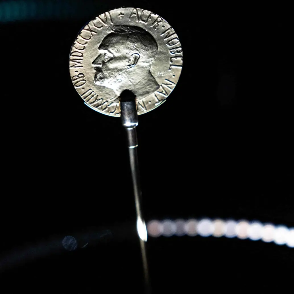  El jurado del comité del Nobel subrayó que, aunque el galardonado puede disponer libremente del objeto, la distinción histórica y oficial no cambia de dueño. FOTO: AFP. 