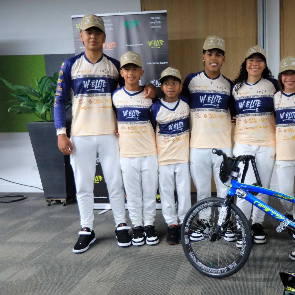Thomas Táquez, Lorenzo Idárraga, Jhoel Quinto, Juan José Arango, Mariana Peña, Isabella García, Antonella Puyo y Sharick Salguero, los integrantes del equipo W Élite para la temporada 2025. FOTO ESNEYDER GUTIÉRREZ