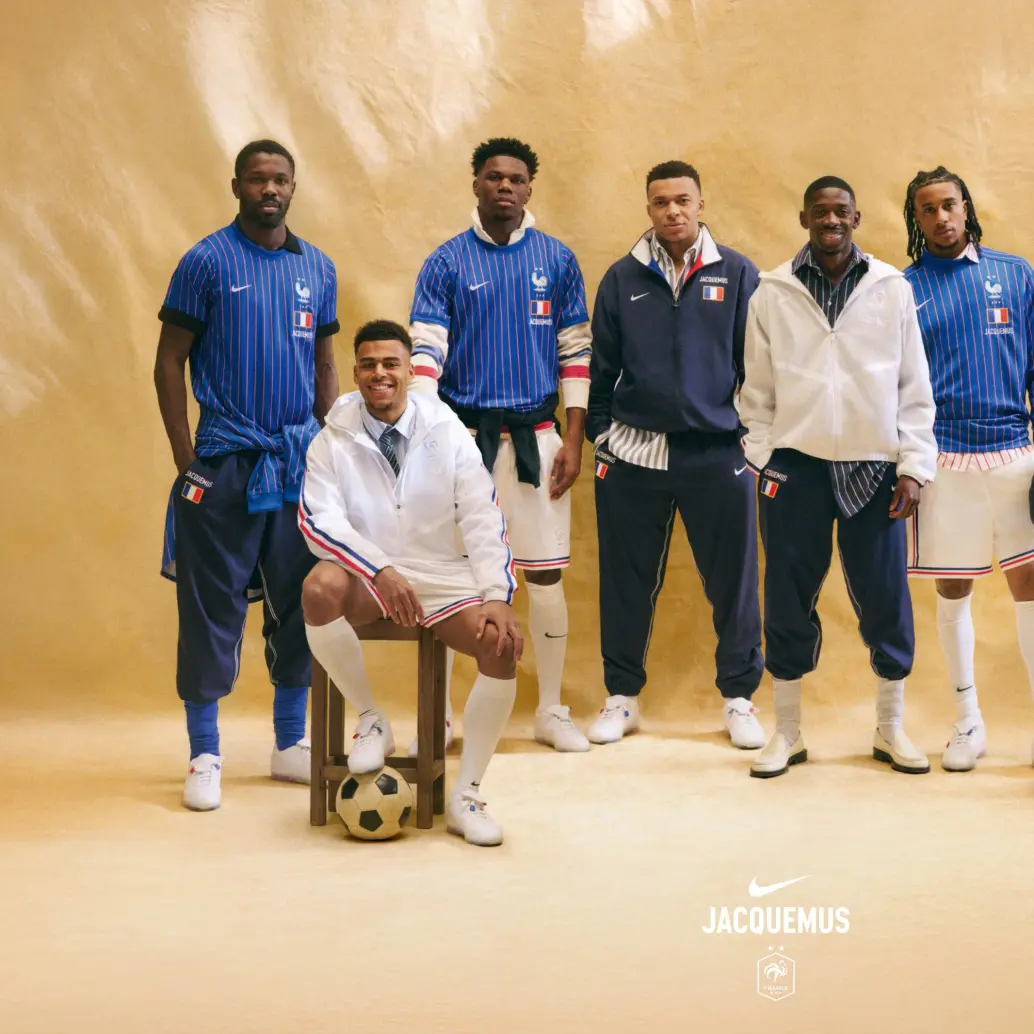 Jacquemus diseñó una colección cápsula de siete piezas para la selección francesa, donde el elemento central es una camiseta de pre‑partido con estética elegante (rayas finas y estilo retro). FOTO: Cortesía Nike y Jaquemus.