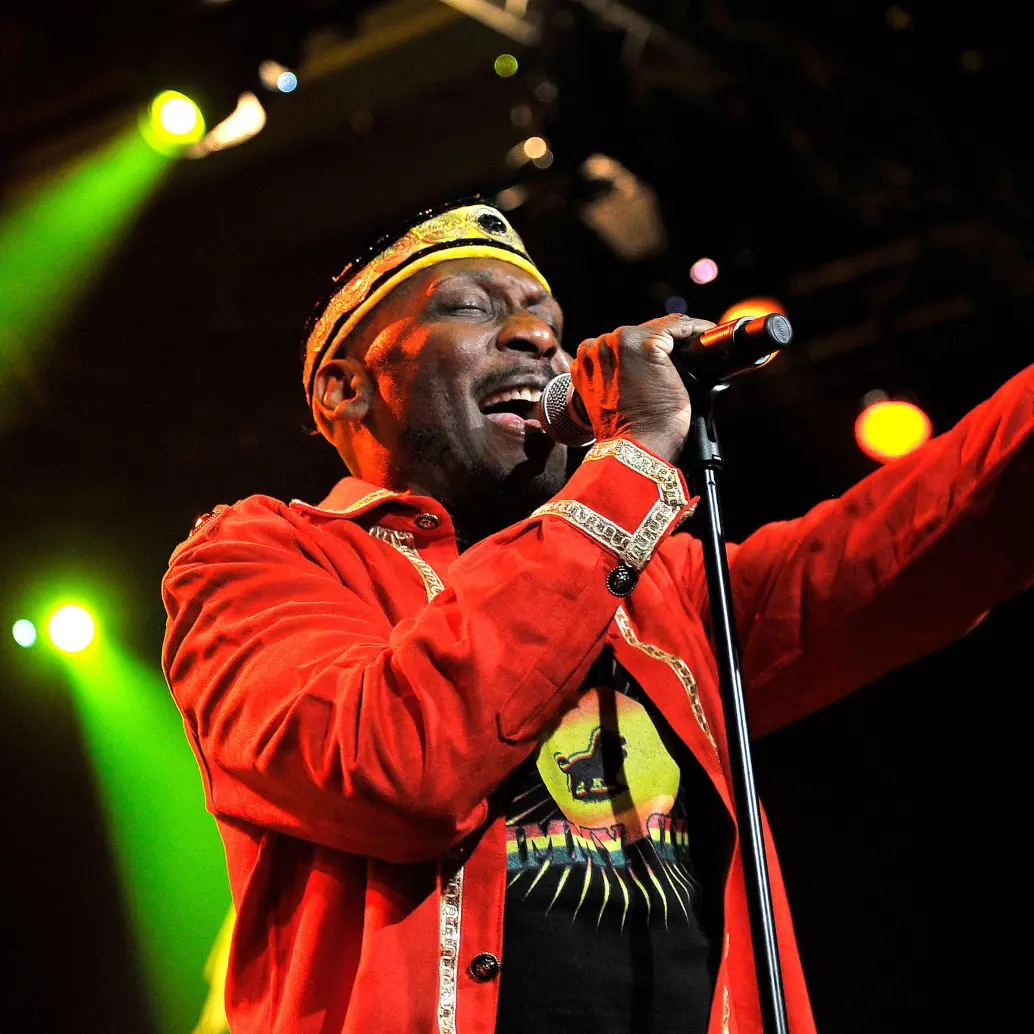 Jimmy Cliff, la icónica estrella del reggae que contribuyó a transformar la música de la isla en un fenómeno cultural global, tenía 81 años al momento de su muerte. Foto: Afp.