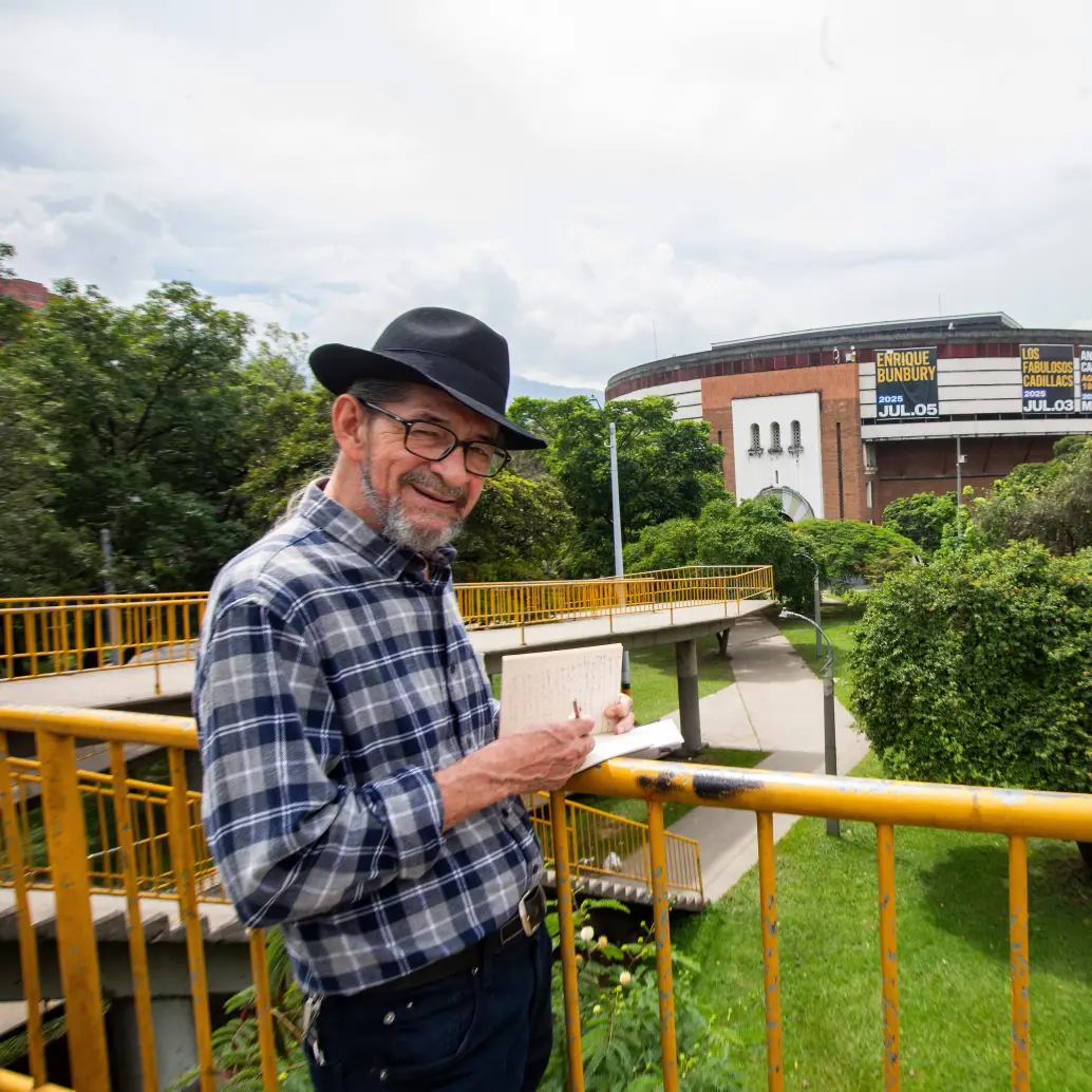 <p>En uno de sus recorridos, Luis Alirio Calle muestra los lugares emblemáticos de la tragedia en la que sumieron los narcos a Medellín; sin embargo también mostrará las experiencias de resistencia desde los barrios y las instituciones. FOTO<b><span class="mln_uppercase_mln"> </span></b></p><p><b><span class="mln_uppercase_mln">esneyder </span></b></p><p><b><span class="mln_uppercase_mln">gutiérrez</span></b></p>