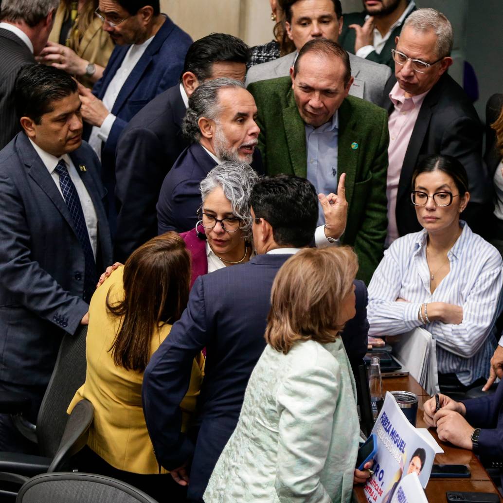 Por casi 12 horas la plenaria del Senado debatió y votó gran parte del articulado del texto de la reforma laboral, y definió terminar este trámite el próximo lunes, 16 de junio. <b><span class="mln_uppercase_mln"> </span></b>FOTO<b><span class="mln_uppercase_mln"> Colprensa</span></b>
