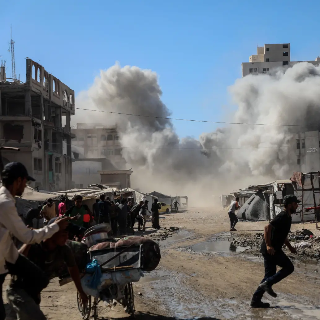 El ataque aéreo israelí, en la Ciudad de Gaza, el pasado 8 de septiembre de 2025. Las fuerzas israelíes intensificaron los ataques aéreos sobre la ciudad de Gaza, incluida la demolición de la torre “Vision”, un edificio de oficinas de 14 plantas situado en la parte occidental de la ciudad. FOTO: Xinhua