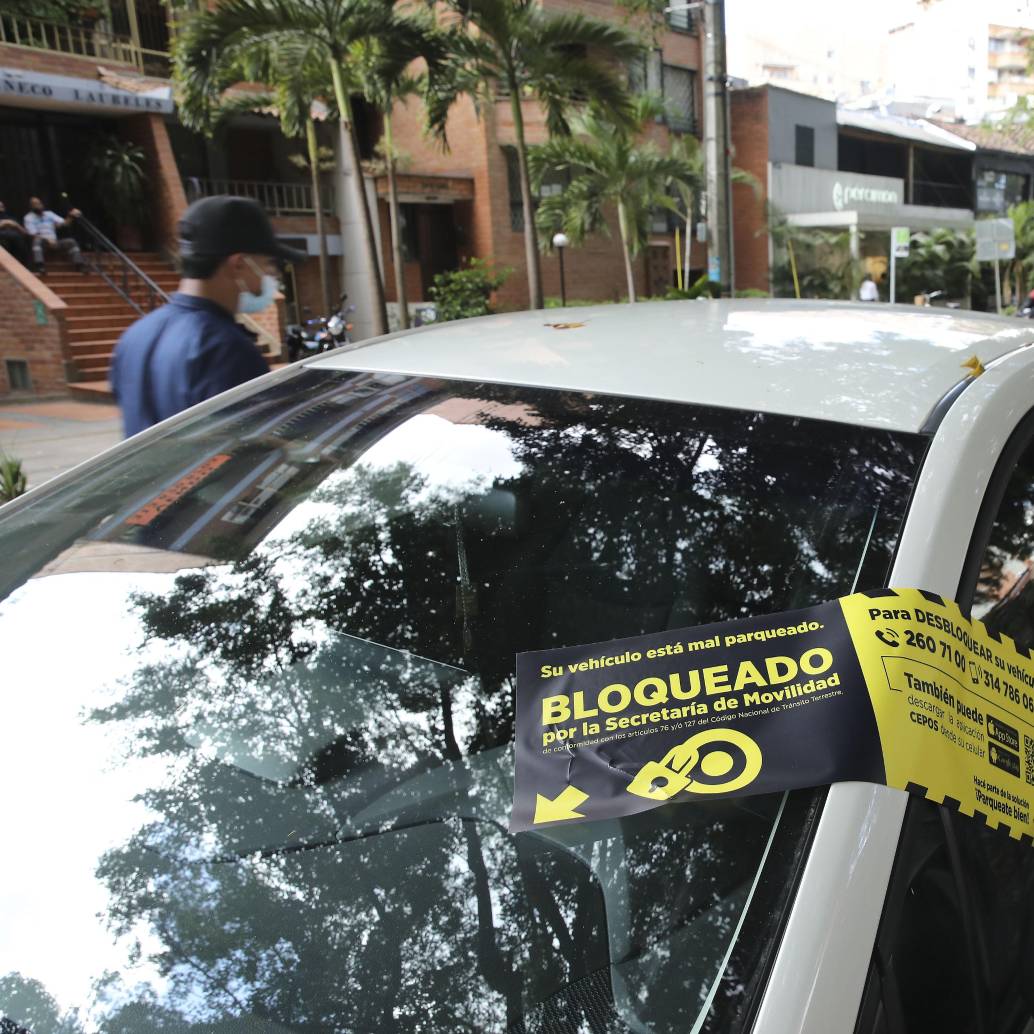 Descripción: Operativos del tránsito en la avenida Jardín en Laureles para levantar los carros mal parqueados. Personajes: . Fecha de evento: 21/09/2021 Foto: Edwin Bustamante Restrepo