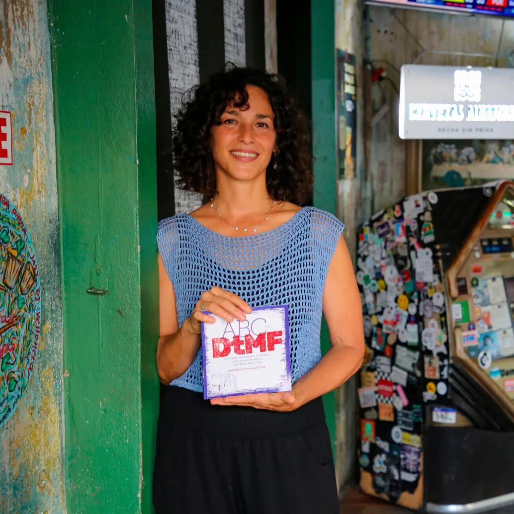 La autora del diccionario, Maia Sherwood Droz, es lexicógrafa, editora y consultora lingüística y miembro numerario de la Academia Puertorriqueña de la Lengua Española. Foto cortesía. 
