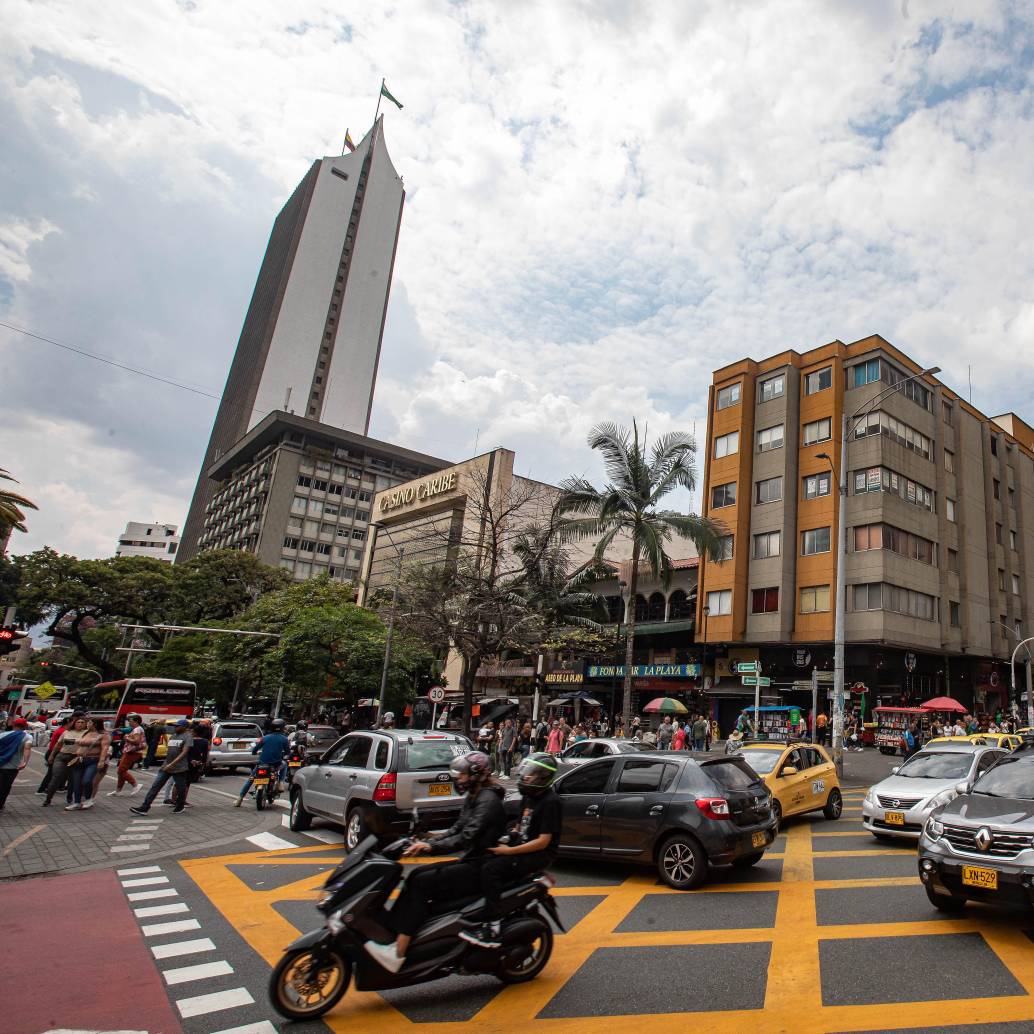 Imagen del Centro de Medellín con el icónico edificio Coltejer al fondo. FOTO: Esneyder Gutiérrez Cardona