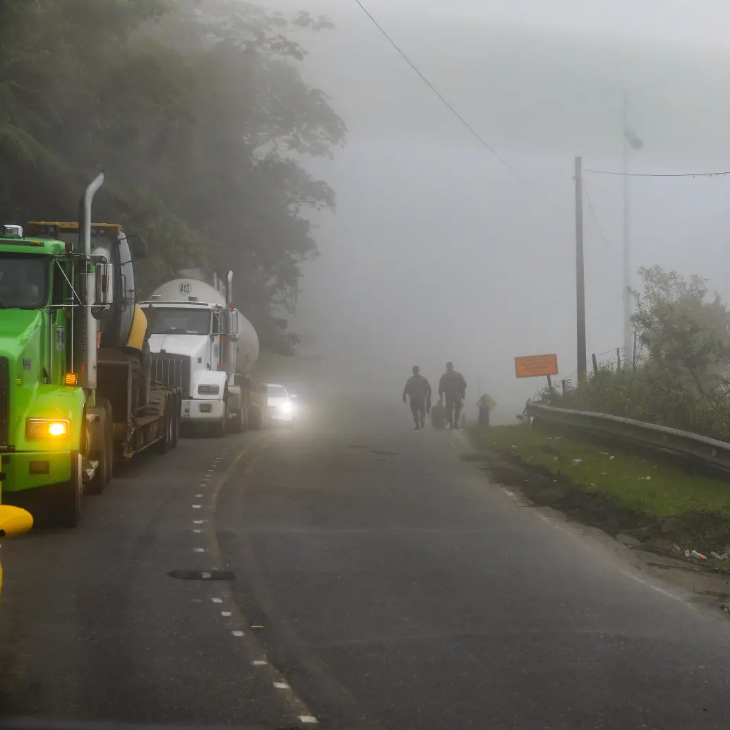 La vía Medellín-Costa Atlántica por Puerto Valdivia está cerrada desde esta madrugada por la instalación de dos cilindros bomba en este corredor. Los vehículos están siendo desviados por la vía Remedios-Zaragoza-Caucasia. FOTO: ESNEYDER GUTIÉRREZ CARDONA