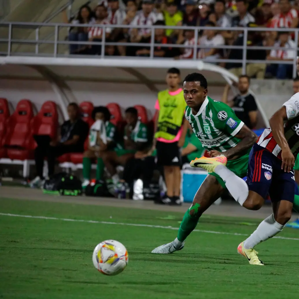 En la imagen aparece el defensor de Nacional, César Haydar en la disputa de una pelota durante la final de ida frente al Junior. FOTO COLPRENSA