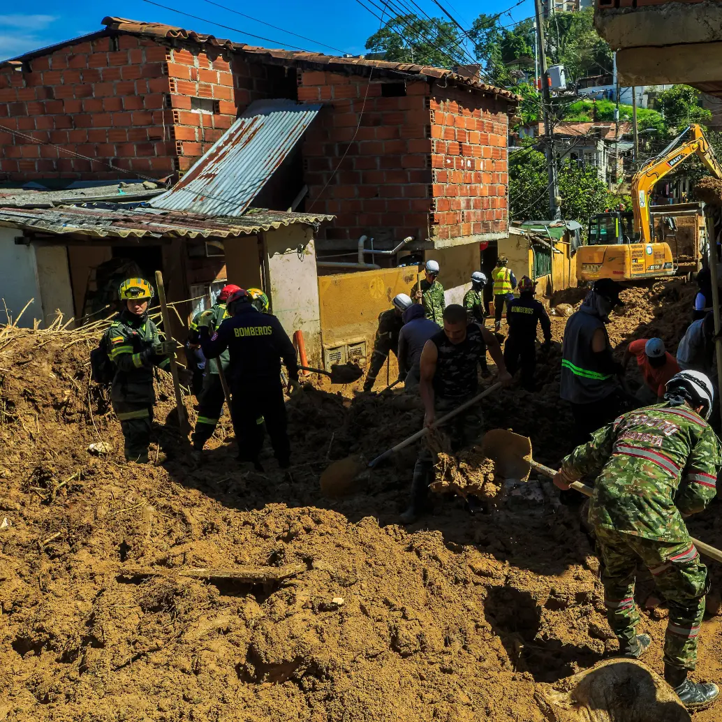 En Sabaneta avanzan en la remoción de la tierra que cayó en el sector El Hoyo. Se cumplen dos días de búsqueda de los desaparecidos. FOTO: MANUEL SALDARRIAGA