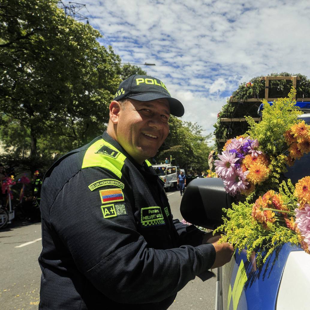 Un agente de la Policía decorando su patrulla para el Desfile de Silleteros. Foto: Andrés Camilo Suárez Echeverry