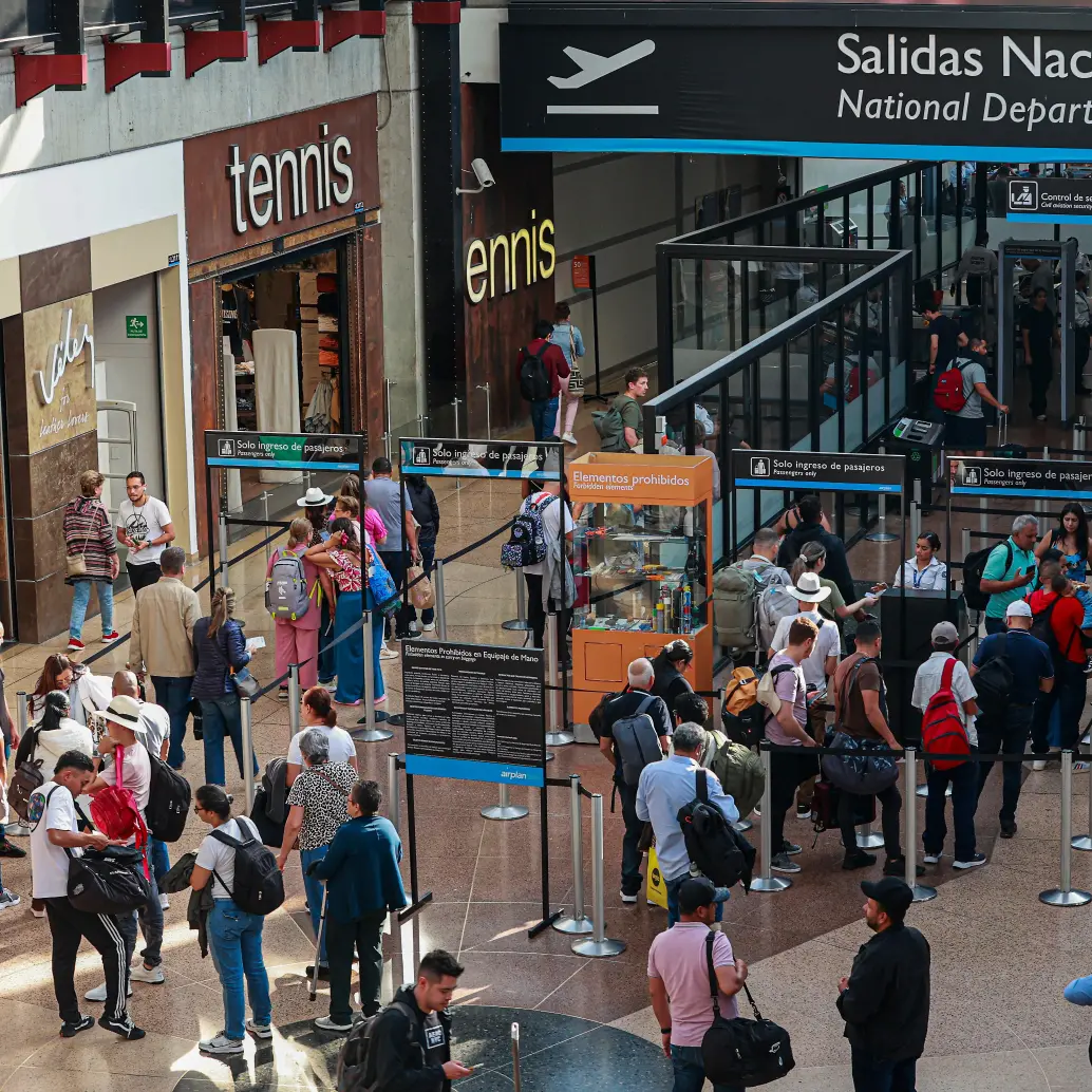 El aumento en la demanda de vuelos domésticos y la recuperación de rutas internacionales impulsaron el tráfico aéreo en Colombia al inicio de 2026. FOTO Manuel Saldarriaga