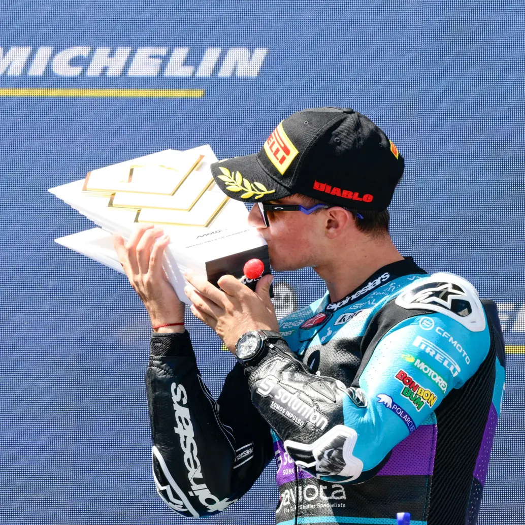Así celebró David Alonso su primer triunfo en la categoría Moto2. Fotos: GETTY