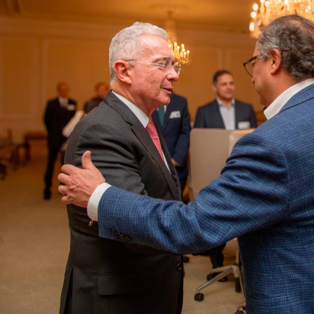 El expresidente Uribe y el presidente Petro saludándose en el salón de reuniones de la Casa de Nariño. FOTO CORTESÍA