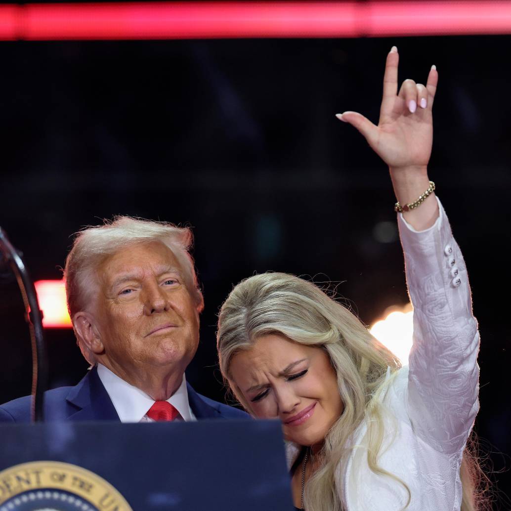 Uno de los momentos que dejó el evento de despedida del activista fue el abrazo entre la viuda de Charlie Kirk, Erika Kirk, y el presidente Donald Trump. FOTO: GETTY