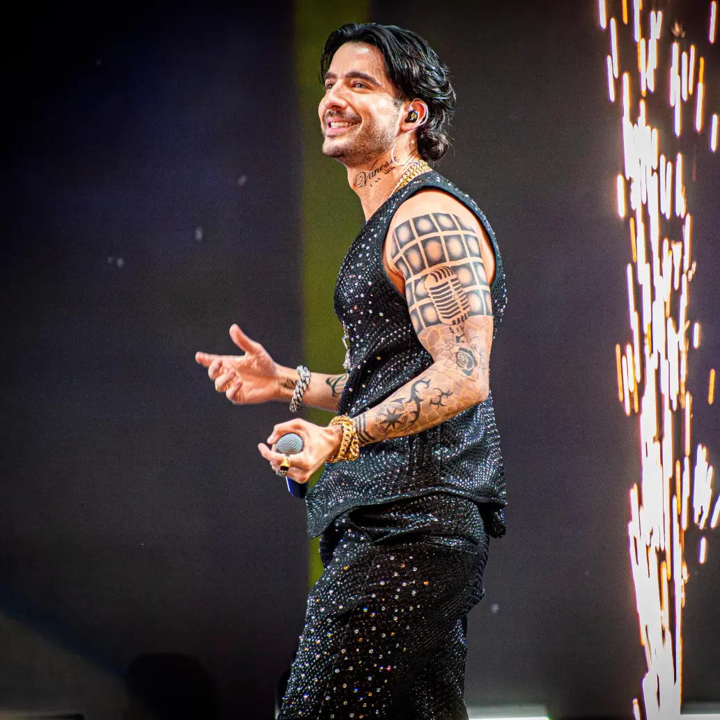 Carlos Torres ha mantenido los tatuajes de su personaje Charly Flow para la gira. Son pintados para la serie.