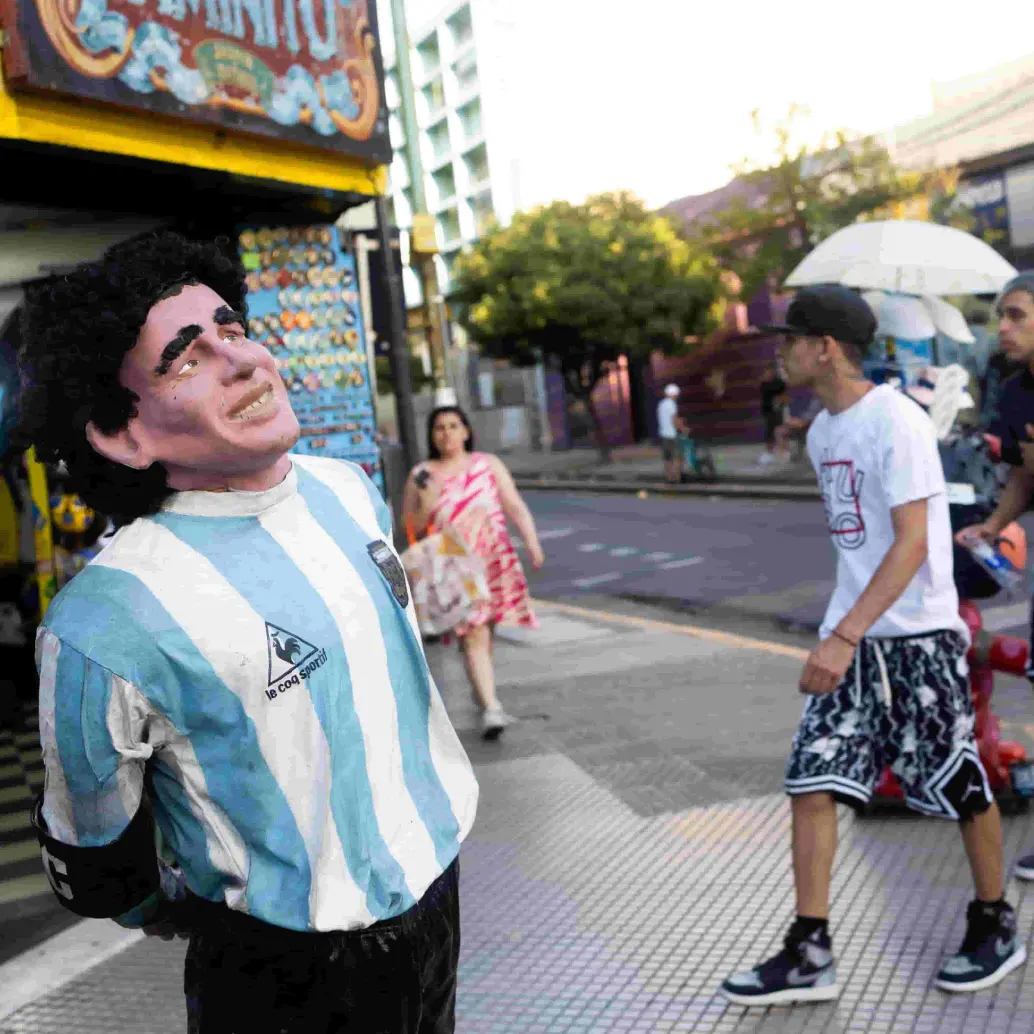 La inflación en Argentina mostró una fuerte desaceleración en 2025, aunque el repunte de precios en diciembre volvió a encender las alertas económicas. FOTO: AFP.