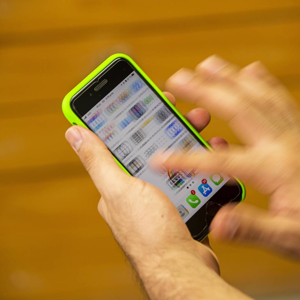 Descargue solo desde tiendas oficiales: evite instalar apps desde enlaces de WhatsApp, SMS o redes sociales. FOTO: Archivo EL COLOMBIANO, Carlos Velásquez