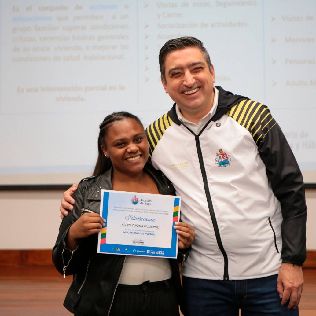 Alcalde Diego Torres durante la entrega de subsidios de mejoramiento de vivienda. FOTO: Cortesía. 