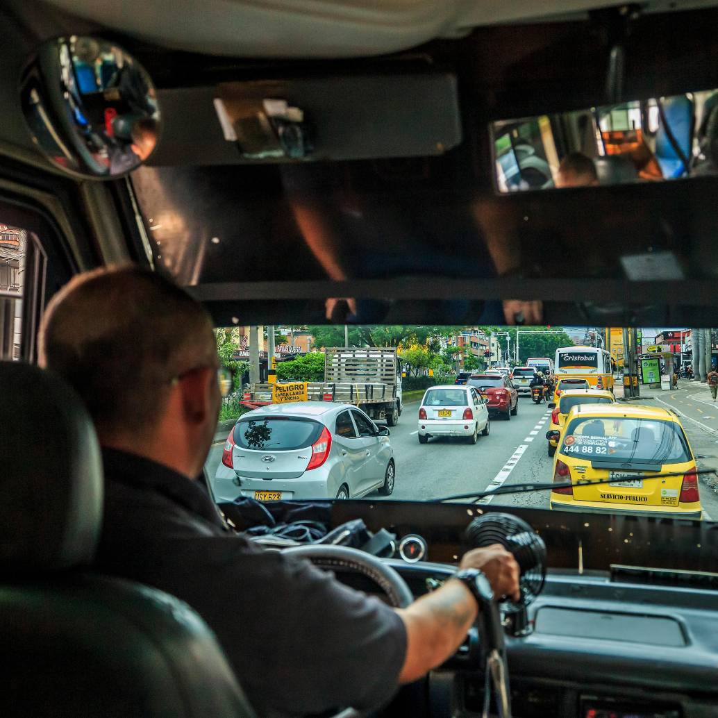 El Gobierno reiteró que empresas de transporte, propietarios de vehículos y contratantes deben garantizar condiciones laborales y afiliación a seguridad social para los conductores del servicio público. FOTO Camilo Suárez
