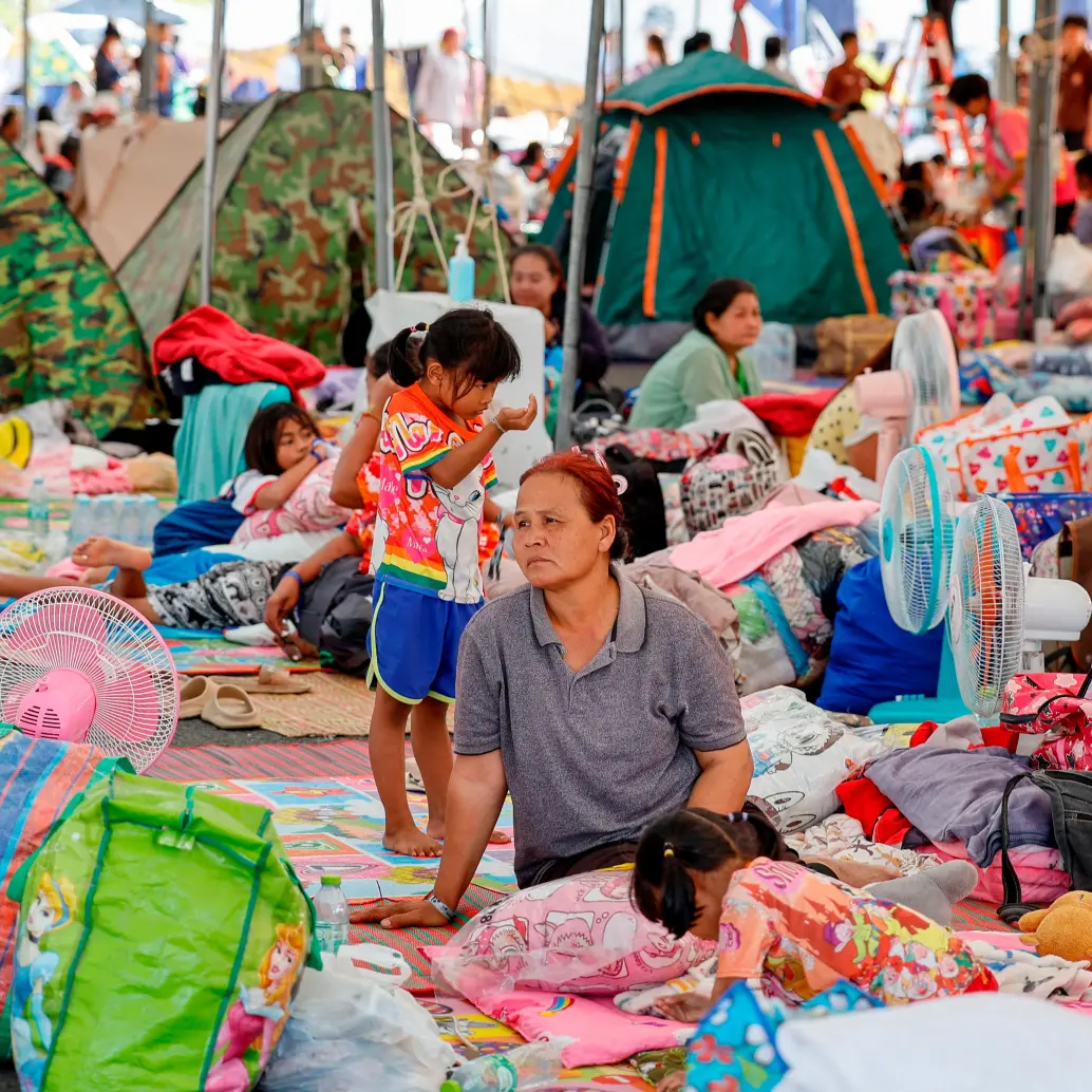 Residentes tailandeses evacuados se reúnen en un refugio temporal tras los enfrentamientos en la frontera entre Tailandia y Camboya, en la provincia de Buriram, el 8 de diciembre de 2025. FOTO AFP
