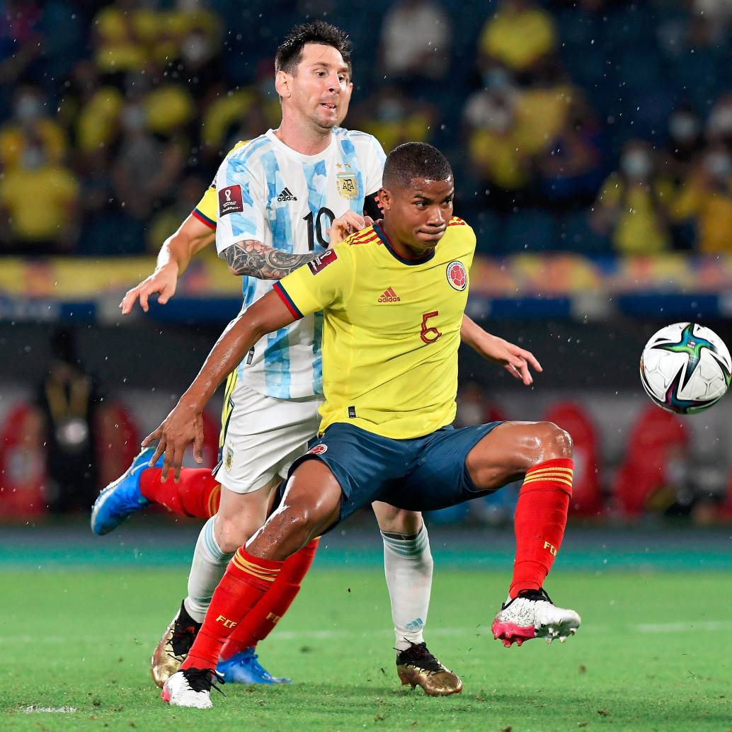 En la imagen aparecen Lionel Messi y Wílmar Barrios en uno de los enfrentamientos entre Colombia y Argentina. FOTO GETTY
