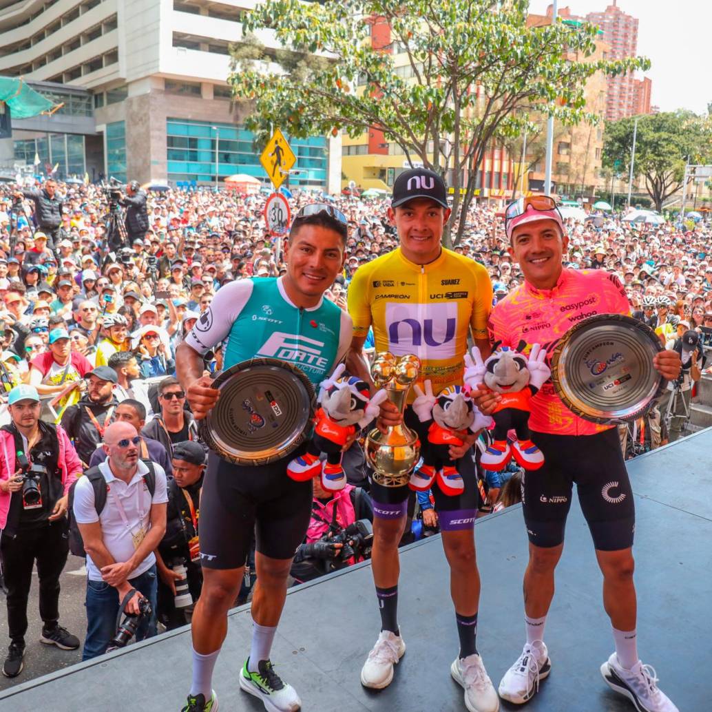 El ciclista Rodrigo Contreras (amarillo), fue el campeón del Tour Colombia 2.1 2024. En la segunda y tercera casilla quedaron los ecuatorianos Richard Carapaz (rosado) y Jonathan Caicedo (verde menta). FOTO: CORTESÍA FEDECICLISMO 