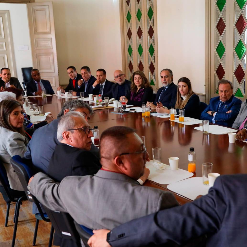 Benedetti se reunió con más de 30 líderes interreligiosos. El ministro sostuvo que la fe no es una concesión estatal, es un derecho fundamental. “Nos corresponde garantizar que toda persona pueda ejercer su fe sin coacción, sin obstáculos, sin miedo”, dijo. FOTO: MININTERIOR