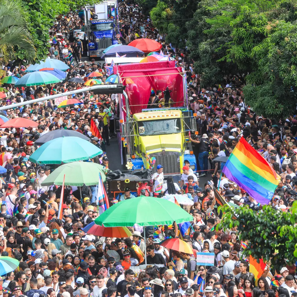 Más allá de la celebración y el orgullo, este recorrido por las calles de Medellín destacó por su innegable carácter de resistencia y exigencia frente a la persistente violencia y discriminación que enfrenta la comunidad diversa en Colombia. Foto; Esneyder Gutiérrez 