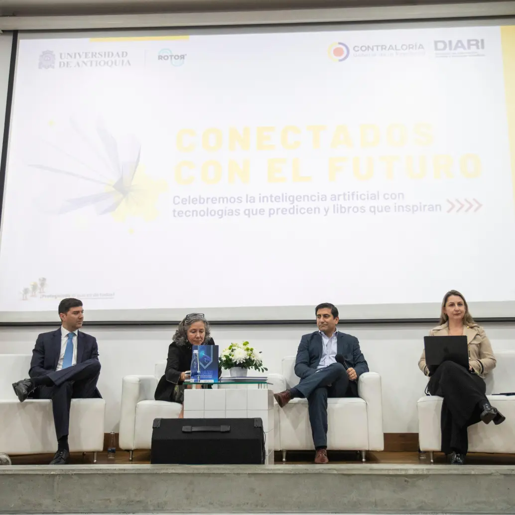 Carlos Andrés Rodado Grijalba, jefe de la Unidad de Análisis de Información - DIARI; Natalia Gaviria Gómez, PhD. Profesora de la UDEA; Demian Gil Marino, líder regional de Copilot en Microsoft; Johanna Pimiento Quintero, gerente de Transformación Digital del Consejo Superior de la Judicatura; Juan Carlos Cortés González, magistrado de la Corte Constitucional. fotos: EL COLOMBIANO. 