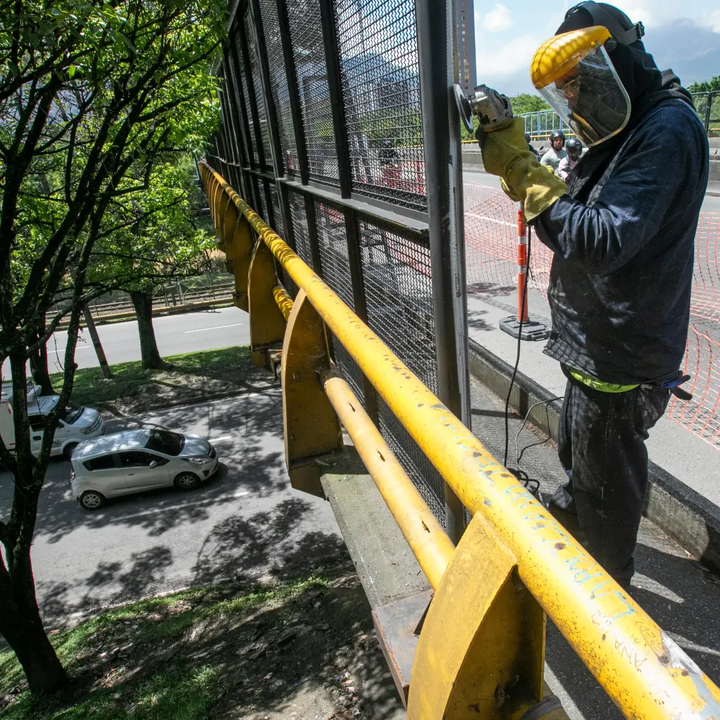 Las mallas están diseñadas para ser lo suficientemente resistentes como para detener objetos lanzados, garantizando así la seguridad de los conductores y sus acompañantes. Foto: Esneyder Gutiérrez 