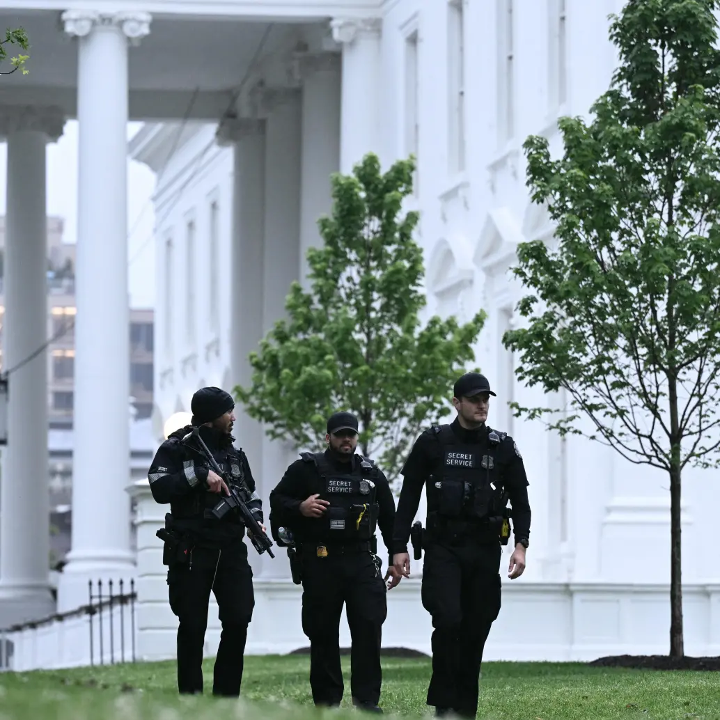 Agentes del Servicio Secreto acordonan el perímetro de la Casa Blanca, tras el reporte de entre 20 y 25 disparos cerca del edificio presidencial, donde el presidente Donald Trump se encontraba en ese momento. FOTO AFP