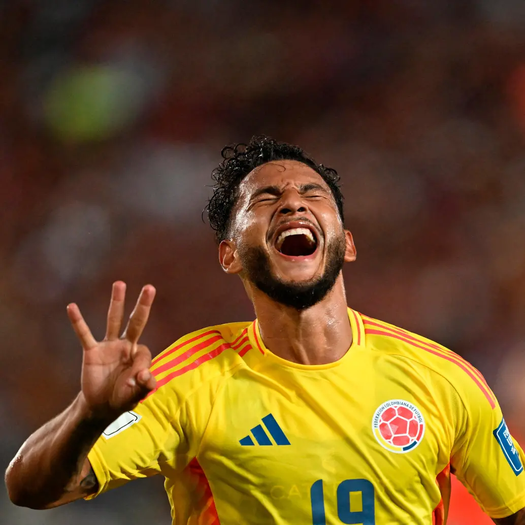 La figura de la noche sería Suárez, quien con frialdad y oportunismo anotó cuatro goles que desataron la euforia de los colombianos dentro y fuera de la cancha. Foto: GETTY