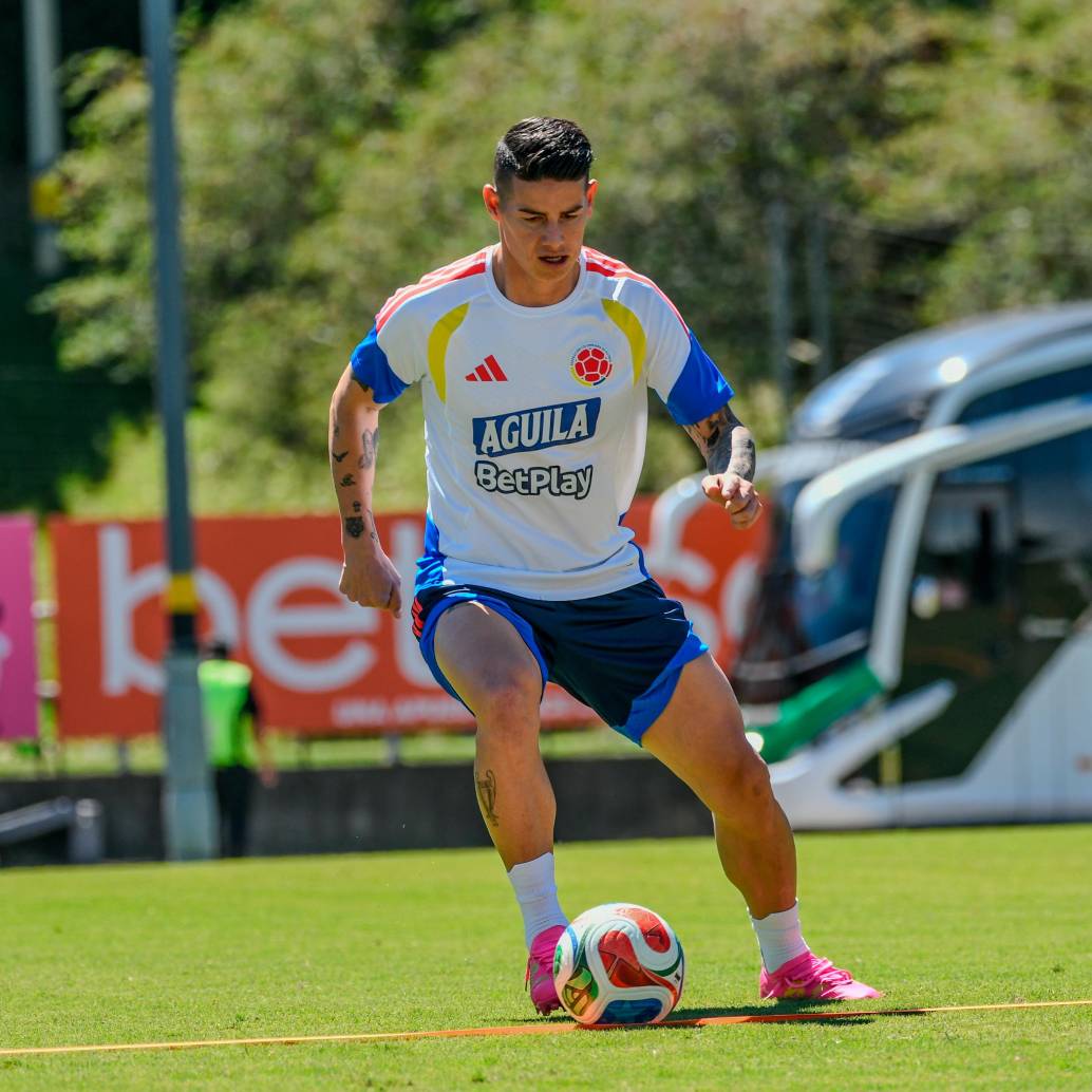El futbolista James Rodríguez, capitán de la Selección Colombia, fue uno de los primeros que llegó al “campamento” que hicieron los futbolistas en la sede de Atlético Nacional en el Oriente Antioqueño. Foto: Cortesía FCF