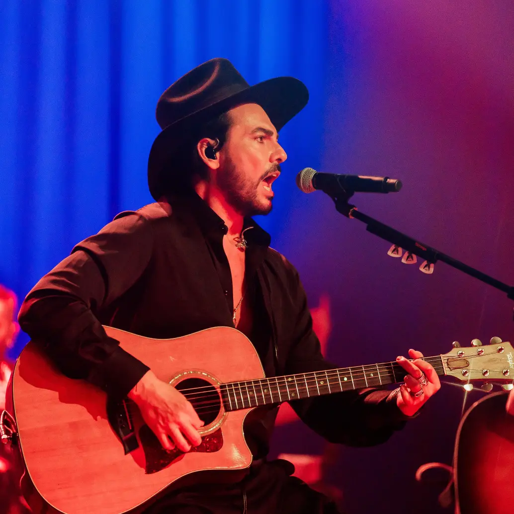 Beto Cuevas, de 57 años, hizo su álbum Acústico en Santiago de Chile y ahora recorre América Latina con el mismo show. FOTOS<b><span class="mln_uppercase_mln">Cortesía</span></b>